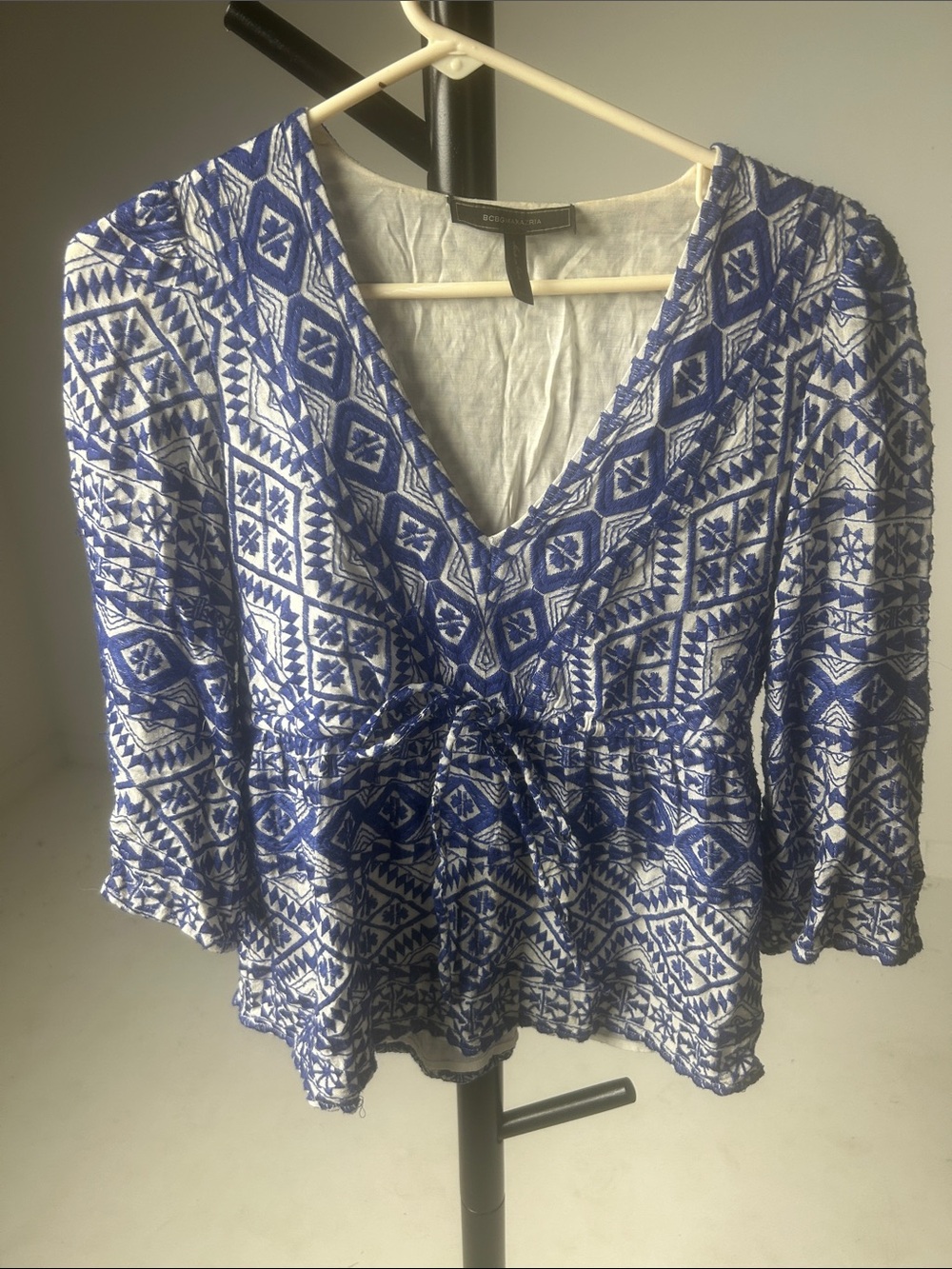 BCBGMaxAzria Blue and White Printed V-Neck Tie-Front Tunic